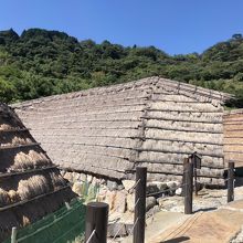 いくつもの湯の花小屋が並んでいます