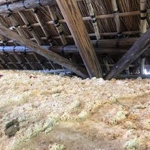 わらぶき小屋の内部風景