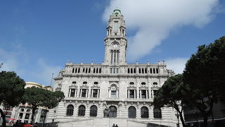 リベルダーデ広場の北に建つ重厚な建物