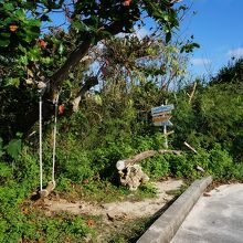 入口　ここからビーチまで砂の道が続きます
