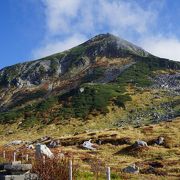 立山三山の一つで室堂平を見下ろすようにそびえる山