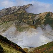 硫黄の匂いを含む蒸気が吹き上がって