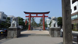段葛の入り口にそびえ立つ、鶴岡八幡宮 二の鳥居