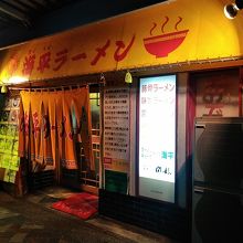 店の前で撮影