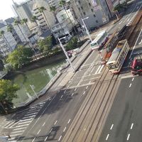 とさでんが目の前を走っています。川も見えて風情あります。