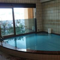 一番上の階にある大浴場。熱いので水を入れましょう。