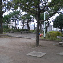 小日向公園の四周は、金網で囲われています。安全面の配慮です。