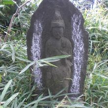 墓地との境界の金網には、仏像が置かれています。公園内の敷地内