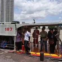 オレンジフラッグのボート