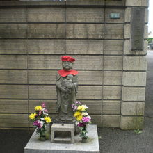 道栄寺の入口には、石仏が置かれていて、花が供えられています。