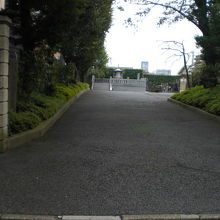 道栄寺の入口の先には、真新しい大理石の施設が置かれています。