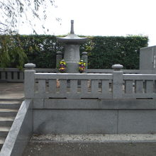 道栄寺の入口の正面の真新しい大理石の施設です。お墓のようです