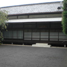 道栄寺の入口を入ると、右側に、家屋のような建物が見えてきます