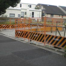 新渡戸稲造の旧居跡の跡地です。工事用のフェンスがあります。