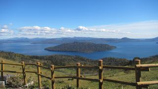 中島浮かぶ屈斜路湖の雄大な眺め