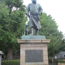 やはり上野公園らしさを感じる立派な像ですね。