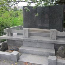 石碑の様子（台座の立派さに氏の偉大さが感じられます）