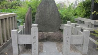 何かよく解らない内容の風情がまた逆に情趣をそそられる石碑です