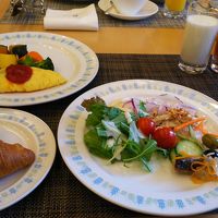 朝食ビュッフェ、牛乳、トマトジュースなど北海道の美味しものが