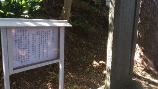 額のような白い看板