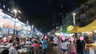 にぎやかな屋台街