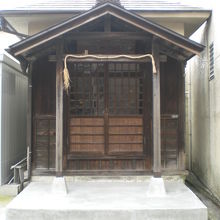 入口を入って右側に、閻魔大王の像のお堂があります。古いお堂