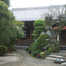 左側に曲がった参道の先に、本堂が見えます。緑の樹々が多いです