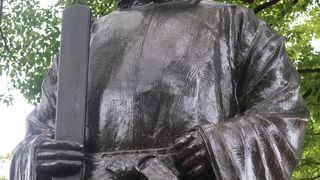 凛々しい姿の立像