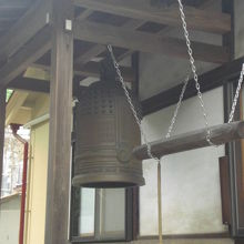 還國寺の本堂の横には、鐘楼があり、伝統のある鐘があります。