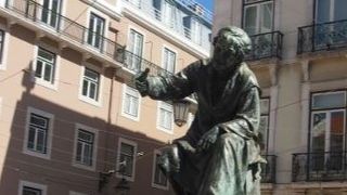 カフェ前のおしゃれなモニュメント