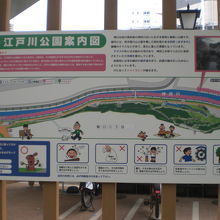 江戸川公園は、神田川のすぐ北側にある東西に長い公園です。