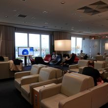 以前は針金で作った様な椅子でしたが白い皮のソファーに変わった