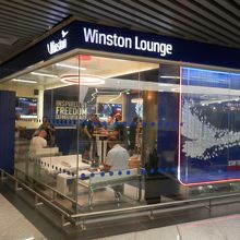 ラウンジのすぐ近くに喫煙室もありました