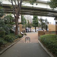 江戸川公園の道路です。静かで、きれいな公園で気持ちが良いです