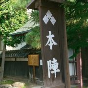 甲州街道と中山道の合流地点にある