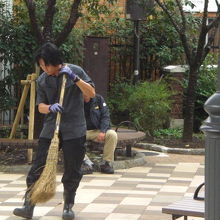 若い男性職員が、一生懸命、清掃に励んでいます。頭が下がります