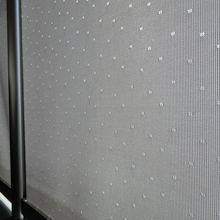 意味不明の穴だらけカーテン