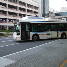 蒼いバスは第１～第２間を結びます