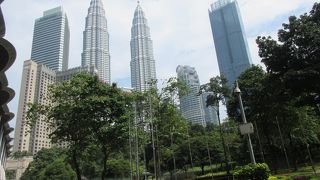 ブキッビンタン通りからパビリオンを抜けてスカイウォークで歩いて行けます。