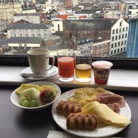 ラウンジでの朝食、カーディフの景色を添えて