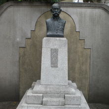 大井玄洞の胸像です。白色の台座に、大井玄洞の標識があります。