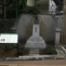 大井玄洞の胸像の横には、江戸川公園の解説板が置かれています。