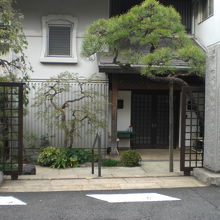 伝久寺の入口の門です。本堂は、門を入り、左手の方に進みます。