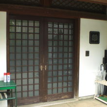 伝久寺の門の正面は、社務所か住宅部のような感じを受けます。