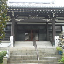 伝久寺の門を入り、左に進むと、伝久寺の本堂が見えてきます。