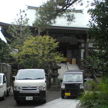 田中寺の本堂です。屋根の両側の端が跳ね上がっている感じです。