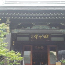 田中寺の本堂は、大きく本堂の高さ自体も高いので大きく見えます