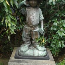 田中寺の敷地内にあるこどもの像です。ユーモラスな感じです。