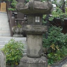 田中寺の敷地内の燈籠です。年代物で、伝統を感じさせます。