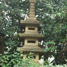 田中寺の敷地内の石塔です。これも本堂同様と高さが高いものです